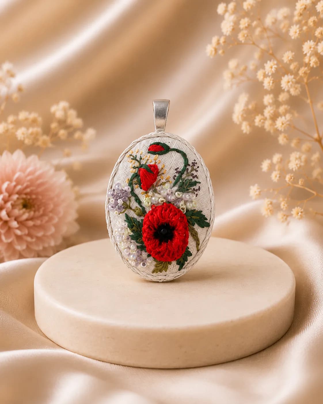 Handgefertigter bestickter Anhänger mit rotem Mohn, grünen Blättern und Perlenstickerei auf hellem Stoffgrund — zusätzliches Anhängerfoto 4, NataSko Handmade