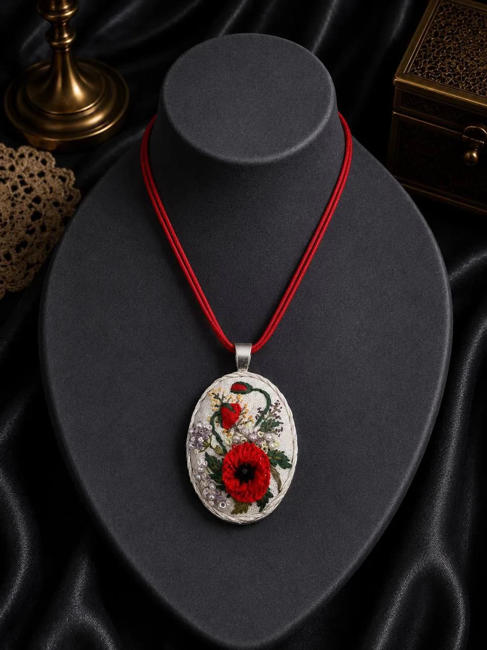 Handgefertigter bestickter Anhänger mit rotem Mohn, grünen Blättern und Perlenstickerei auf hellem Stoffgrund — zusätzliches Anhängerfoto 3, NataSko Handmade
