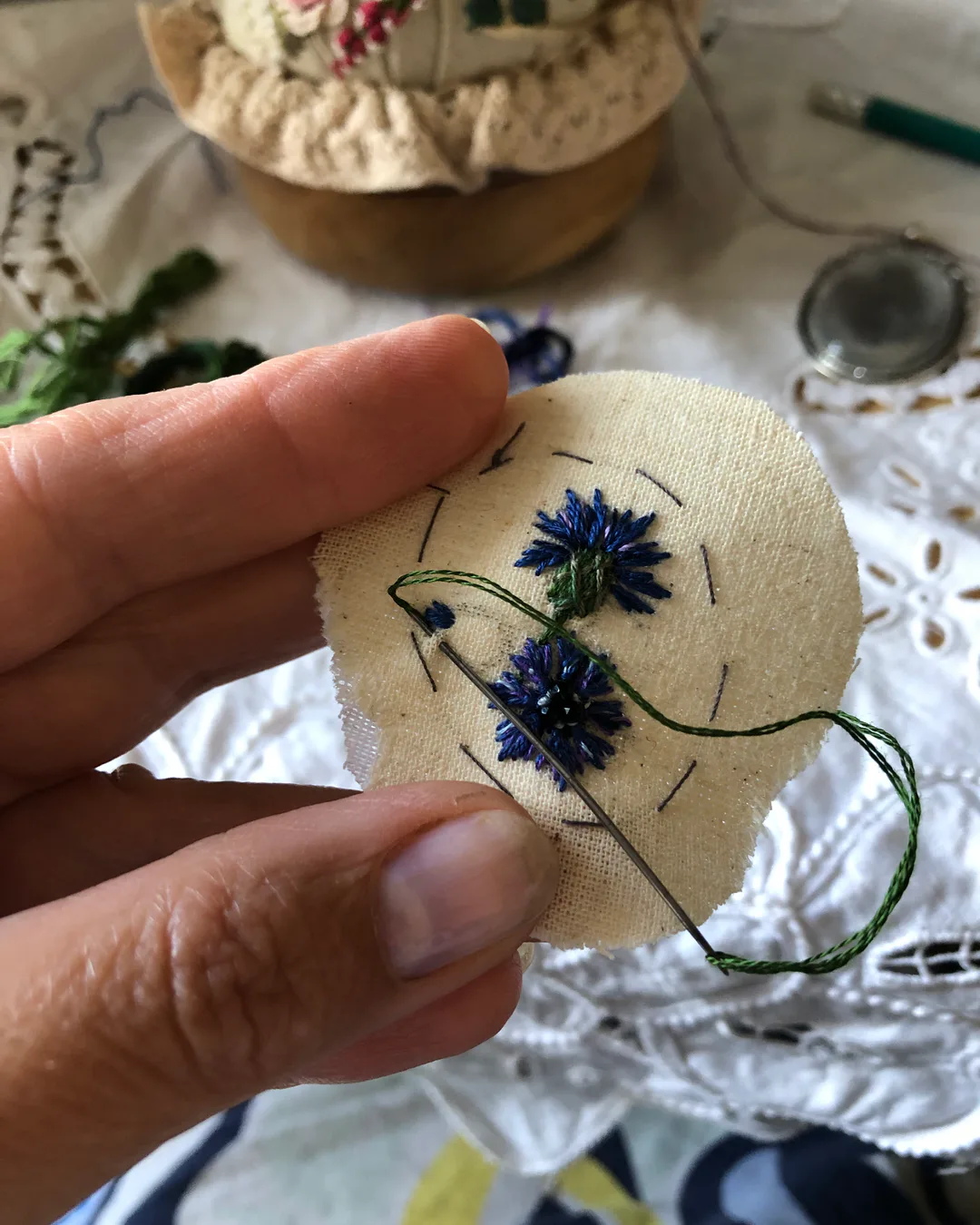 Erste gestickte Blumen während der Arbeit am „Kornblumenstrauß“