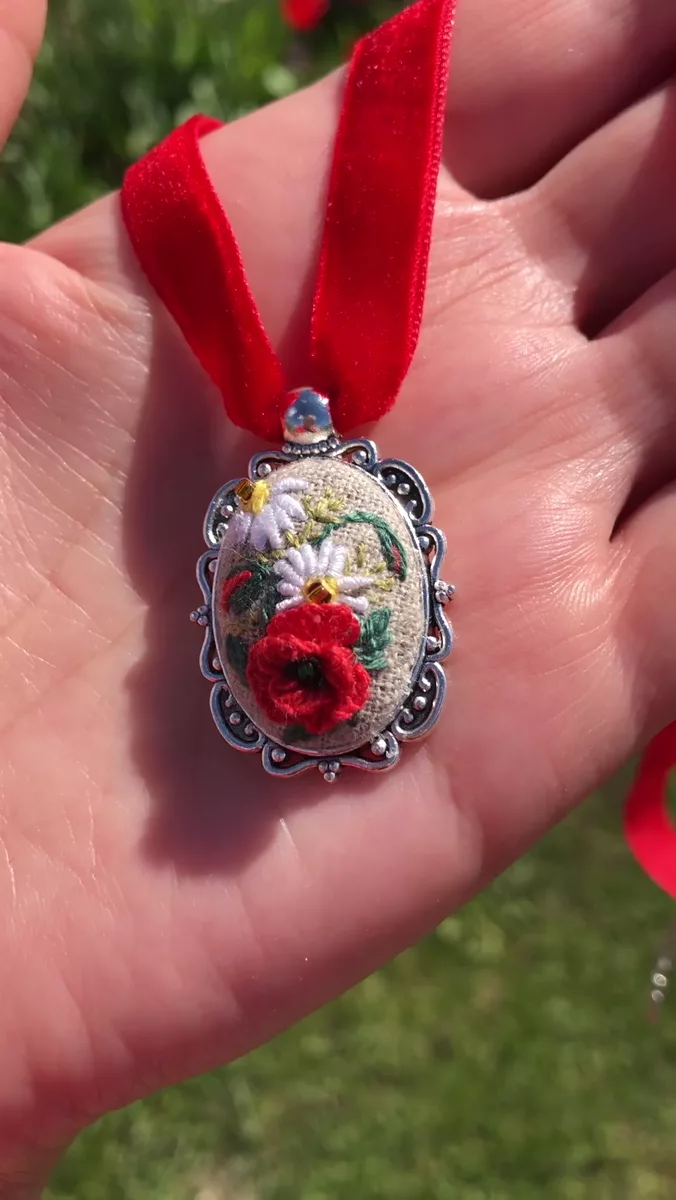 Karpatischer Mohn — Video des handbestickten Anhängers