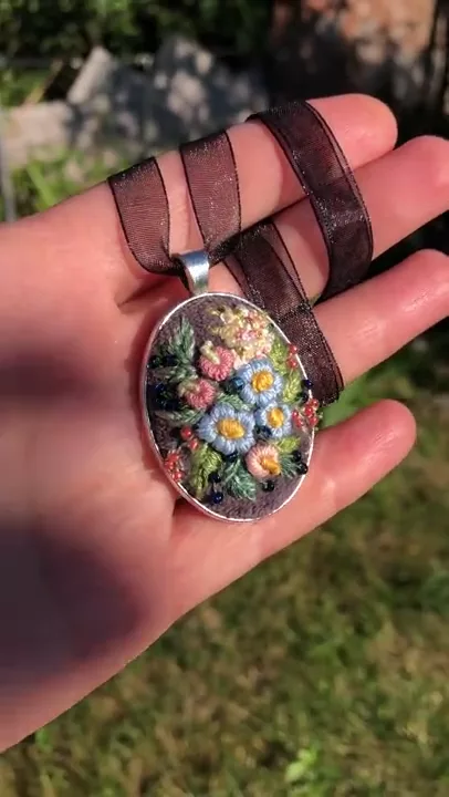 Dämmerungsgarten — Video des handbestickten Anhängers