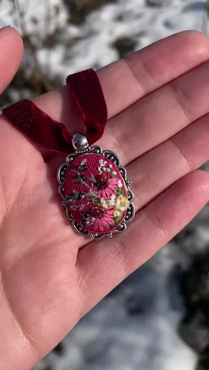 Heidelbeersommer — Video des handbestickten Anhängers