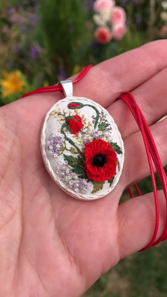 Mohn-Zartheit — Video des handbestickten Anhängers