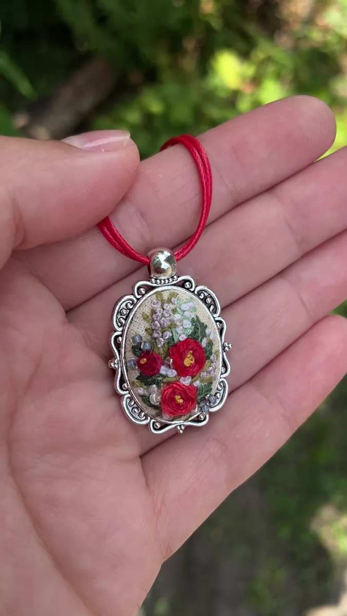 Red Roses Pendant NH-019 — handmade embroidered pendant video